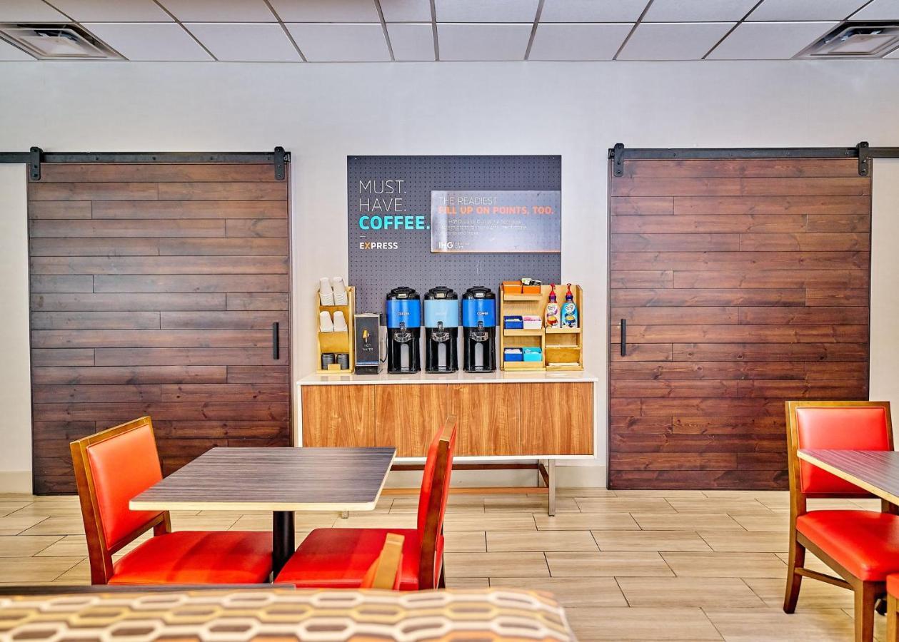 Holiday Inn Express Charleston-Civic Center By Ihg Exterior foto