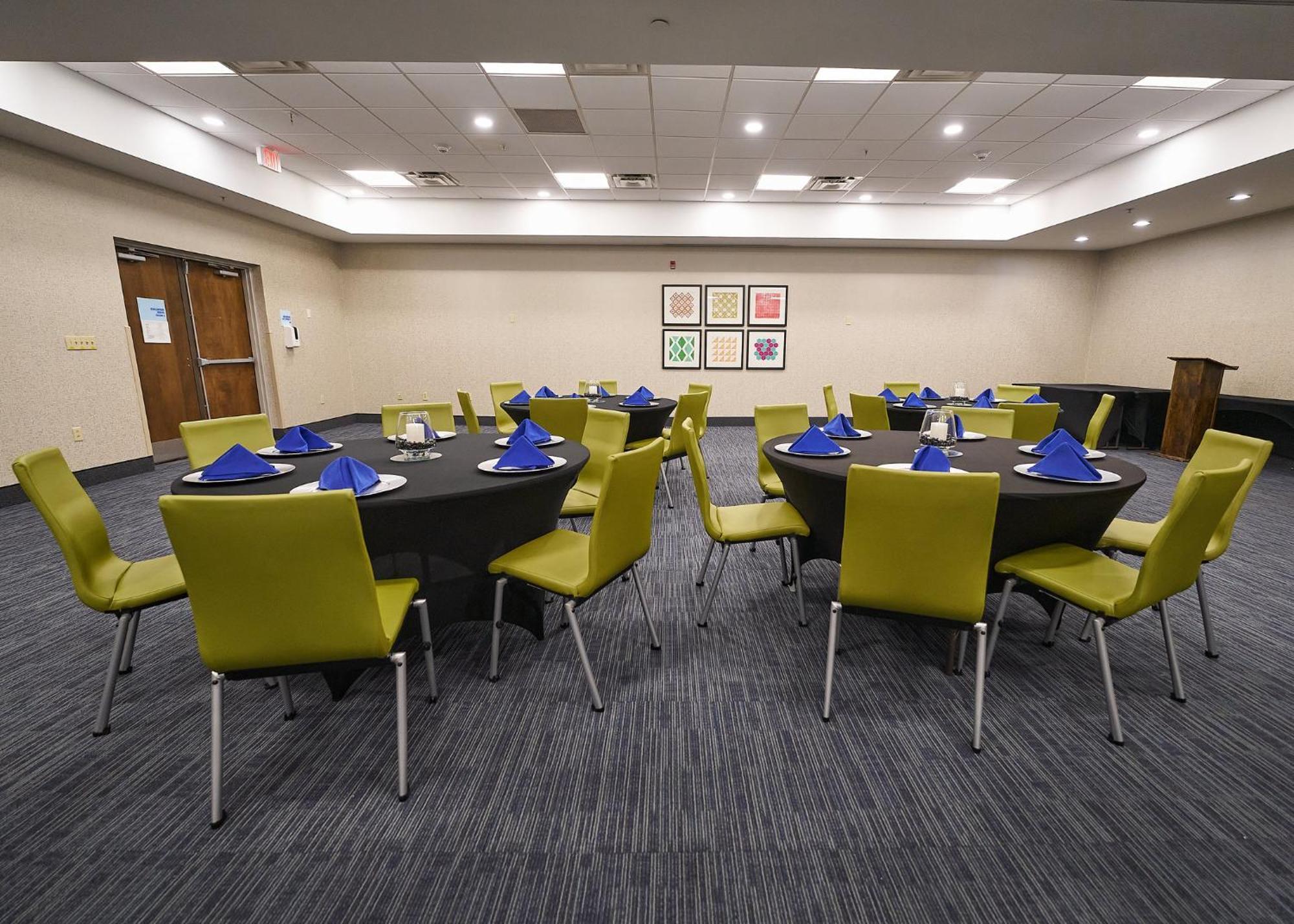 Holiday Inn Express Charleston-Civic Center By Ihg Exterior foto